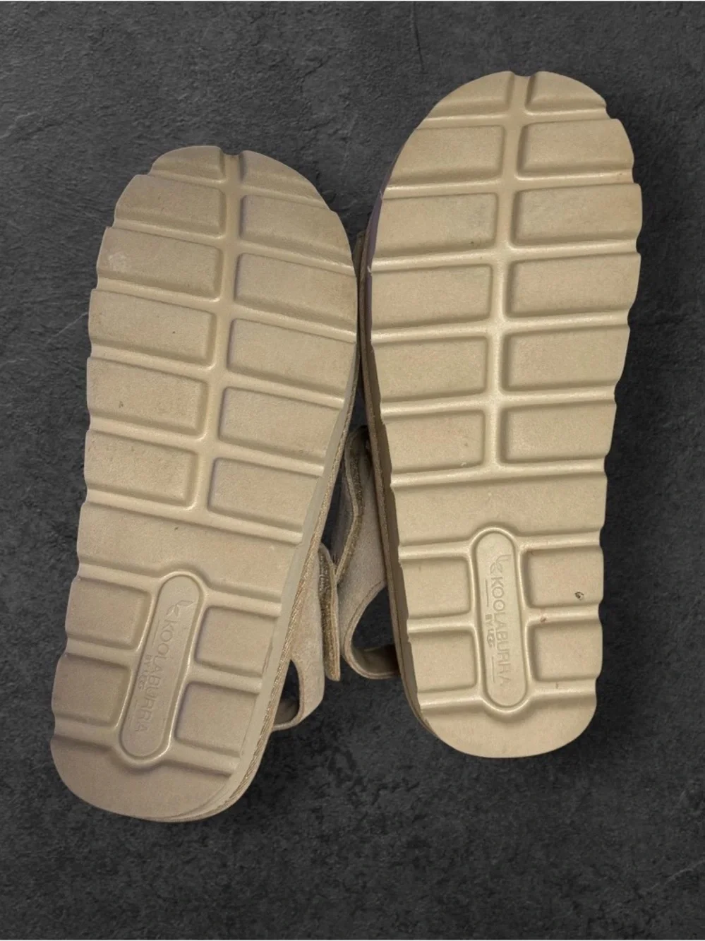 Koolaburra by UGG Tizz Suede Platform Sandals in a neutral  beige  SZ 8